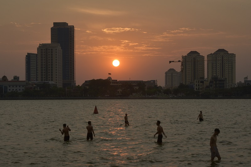 Người Hà Nội ùn ùn tắm Hồ Tây giải nhiệt chống cái nắng đầu hè ảnh 2