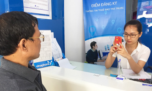 Lo ngại khi nhà mạng để nhân viên chụp ảnh bằng điện thoại cá nhân ảnh 1