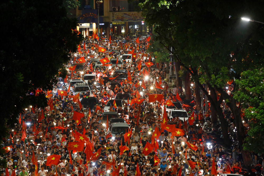 CĐV xuống đường ăn mừng chiến tích của Olympic Việt Nam ảnh 23