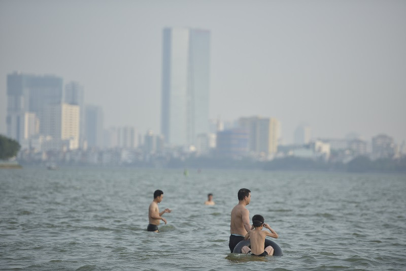 Người Hà Nội ùn ùn tắm Hồ Tây giải nhiệt chống cái nắng đầu hè ảnh 4