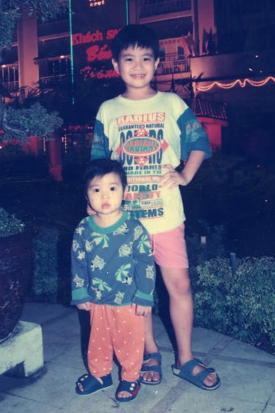 Wanbi Tuấn Anh tên thật là Nguyễn Tuấn Anh, sinh ngày 9/1/1987. Từ nhỏ anh là cậu bé hay cười nghịch ngợm. Bức ảnh chụp Tuấn Anh bên em gái