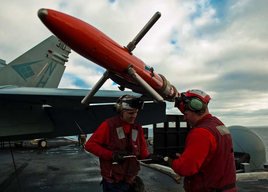 Tàu sân bay Nimitz mang một số máy bay chiến đấu và máy bay vận chuyển chuyên dụng