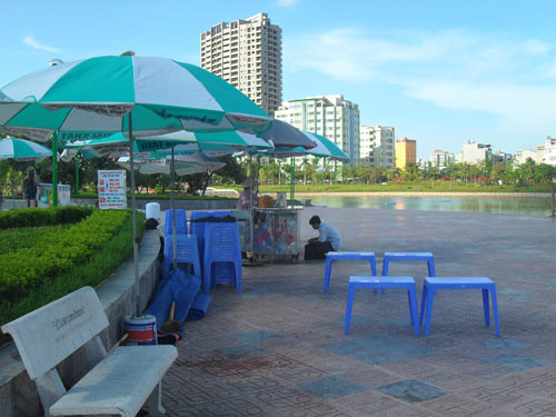 Hàng quán trong khuôn viên ế ẩm 