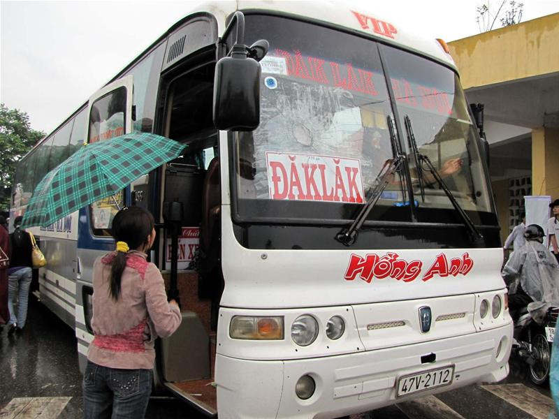 Tấm kính đầu xe Hồng Anh 47V - 2112 bị ném vỡ