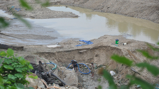 Một điểm đãi vàng trái phép ở huyện Phước Sơn - Ảnh: Tấn Vũ (Tuổi Trẻ). Một điểm đãi vàng trái phép ở huyện Phước Sơn - Ảnh: Tấn Vũ (Tuổi Trẻ)