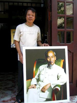 Họa sỹ Trần Hòa Bình bên bức tranh Bác Hồ thứ 520 Họa sỹ Trần Hòa Bình bên bức tranh Bác Hồ thứ 520
