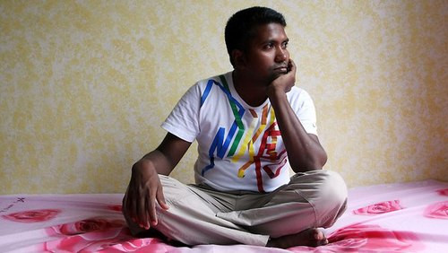 Muhammad Ruhul Amin Khandaker, một người dùng tại Bangladesh đã bị tống giam 6 tháng vì viết trên Facebook rằng vì sao các tai nạn giao thông chết người lại không xảy đến với thủ tướng Sheikh Hesina của nước này. Tuy vậy, lúc lệnh được ban bố, Muhammad Ruhul Amin Khandake đang đi du lịch Australia nên đã xin tị nạn luôn ở đó.