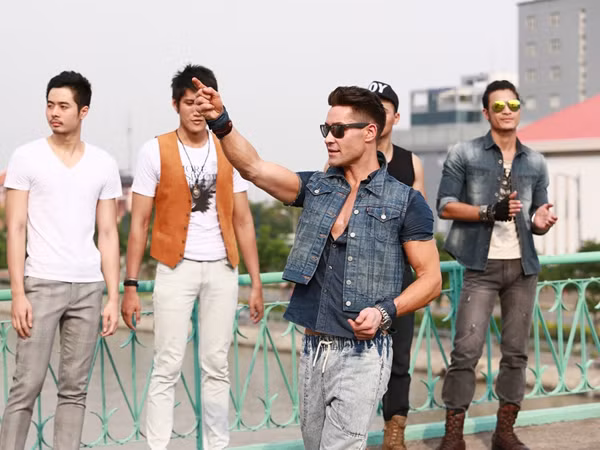 Adam hướng dẫn các thí sinh nam