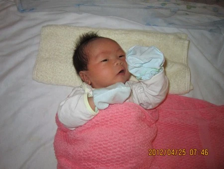 Em bé đầu tiên ra đời từ kỹ thuật trữ phôi đông lạnh, nặng 3,3 kg. Ảnh: LT