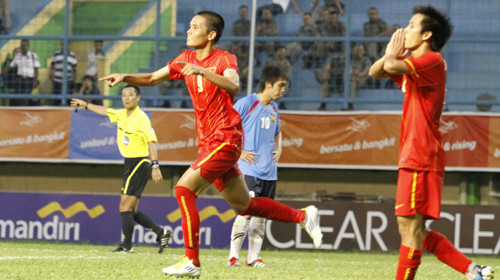 Văn Quyết buồn ở trận thua U-23 Indonesia (1) và vui trong trận thắng U-23 Lào (2)