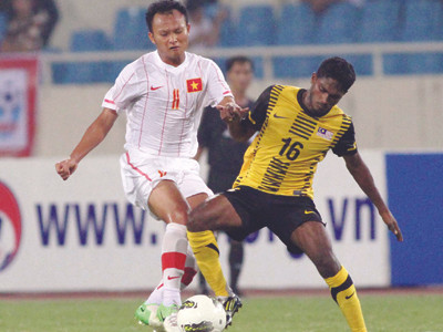 Thông tin “vỉa hè” cho rằng CLB SLNA sẽ phải mất khoảng 9 tỷ đồng phí “lót tay” để giữ chân Trọng Hoàng (trái). Ảnh: VSI