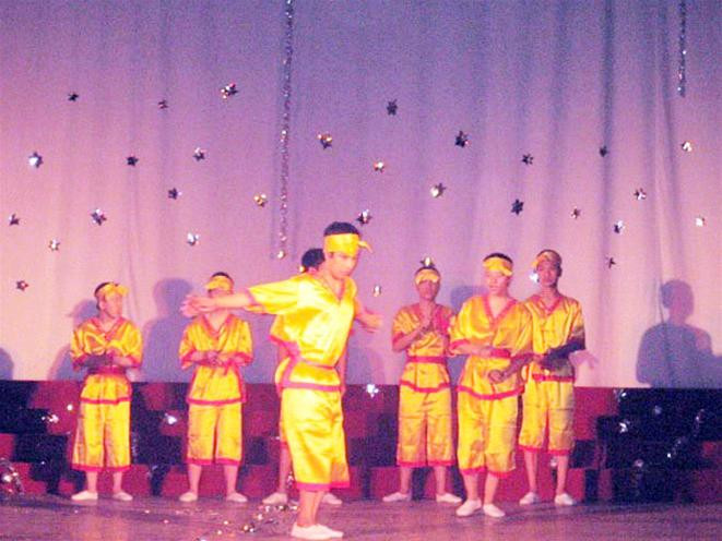 Một tiết mục trong chương trình Ước mơ không ngừng lại của các em khuyết tật Một tiết mục trong chương trình Ước mơ không ngừng lại của các em khuyết tật