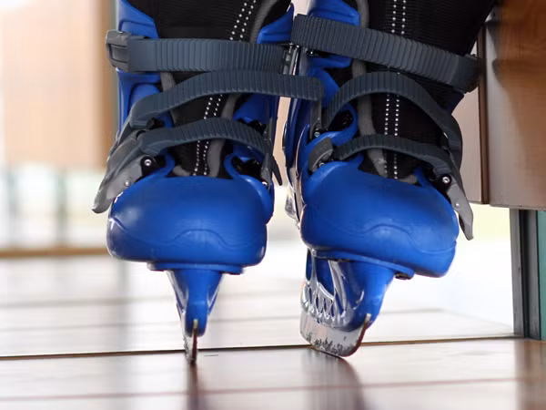 Lưỡi thép dưới đế giày trượt rất mỏng. Lưỡi thép dưới đế giày trượt rất mỏng