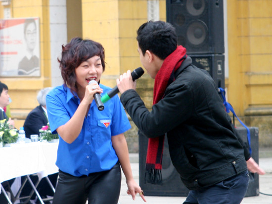 Chương trình còn thêm sôi động với phần biểu diễn và giao lưu của ca sĩ Thái Thùy Linh