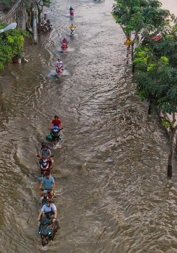 Chiều nay triều cường lịch sử 'tái xuất' ở TPHCM, nơi nào bị ngập nặng nhất? ảnh 3