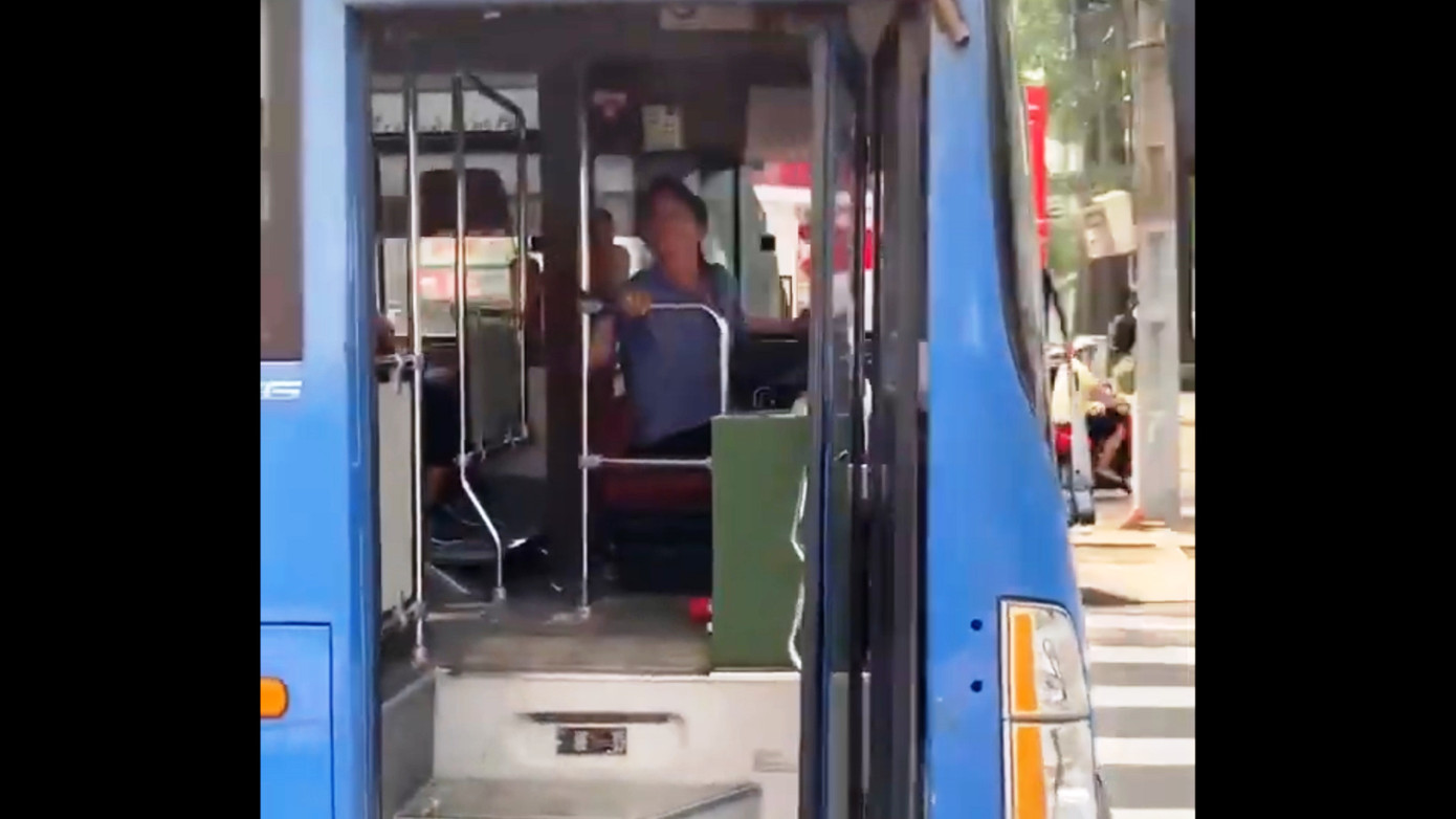 Tài xế xe buýt phun nước miếng khi bị người đi đường nhắc nhở ảnh 1