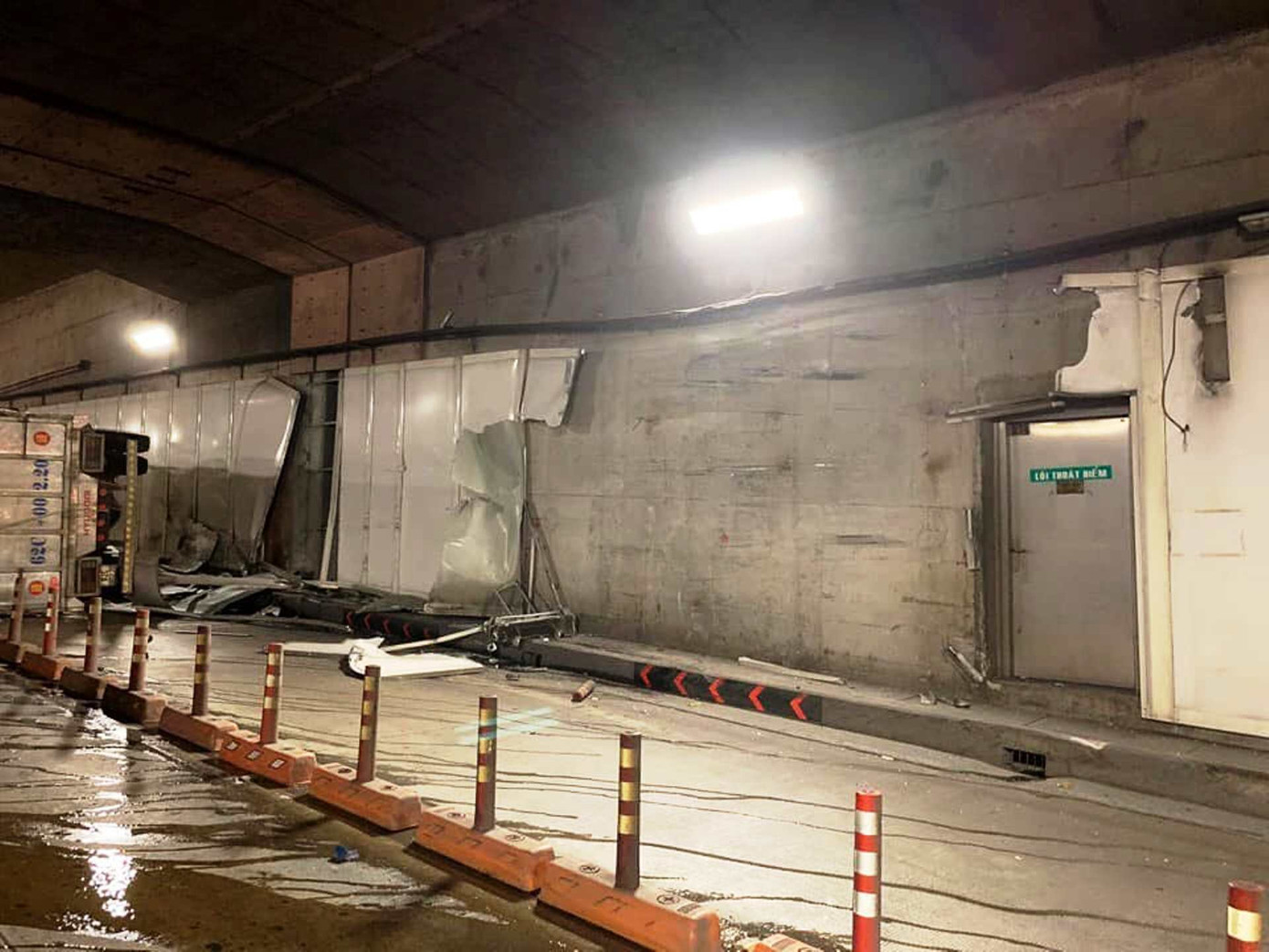 Xe tải tông đuôi xe khách rồi lật ngang, bốc cháy trong hầm Thủ Thiêm ảnh 2