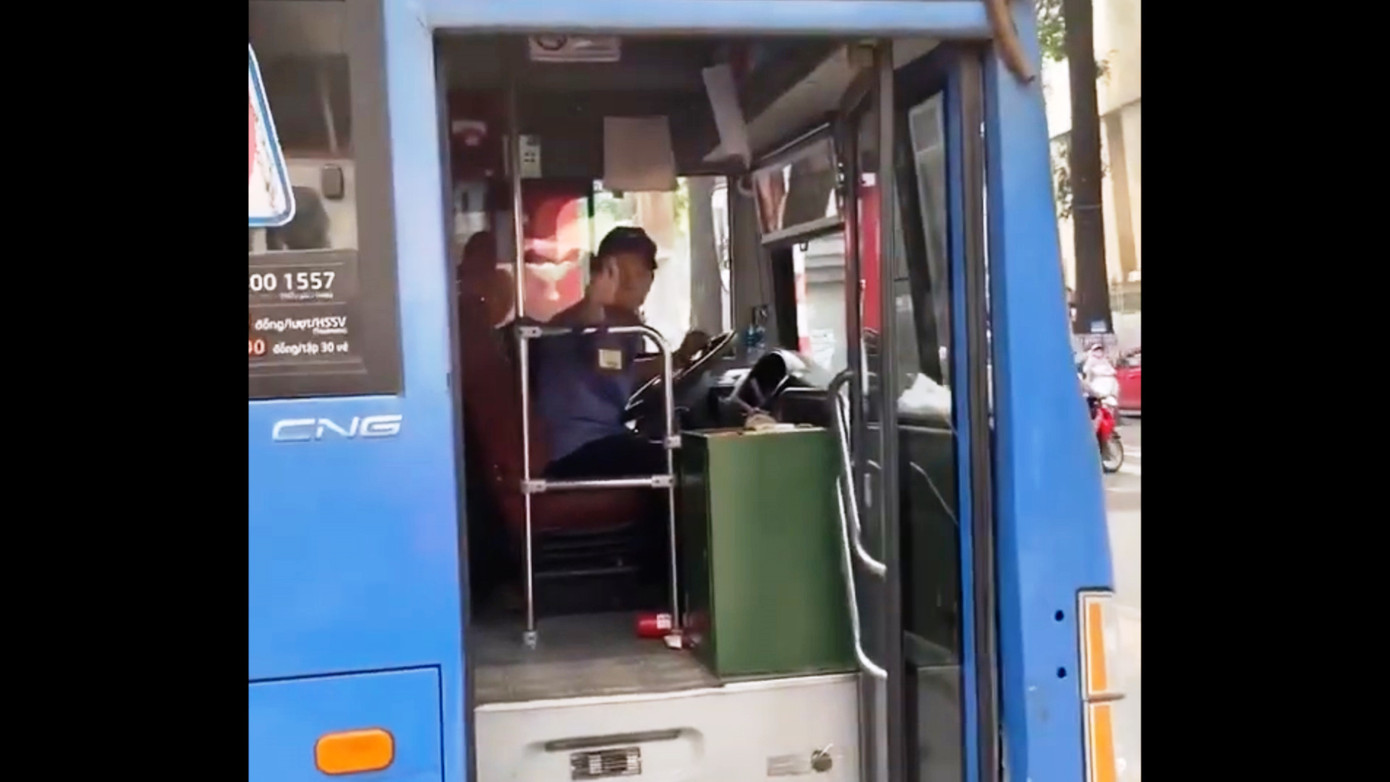 Tài xế xe buýt phun nước miếng khi bị người đi đường nhắc nhở ảnh 2