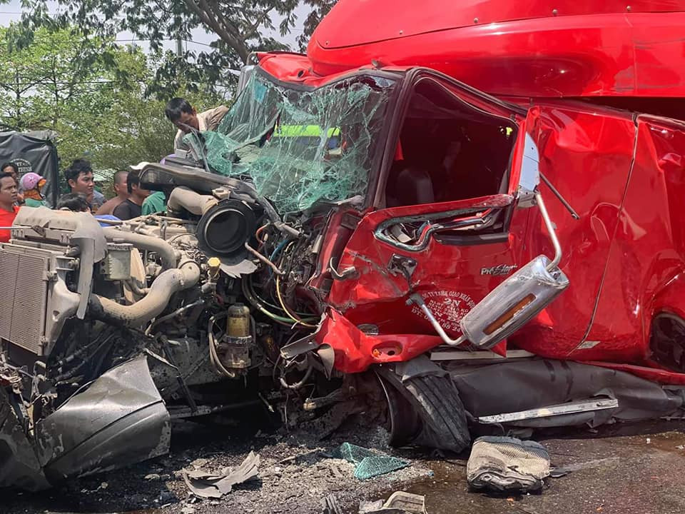 Cuộn thép hàng chục tấn lăn đè bẹp cabin xe đầu kéo, tài xế tử vong ảnh 1