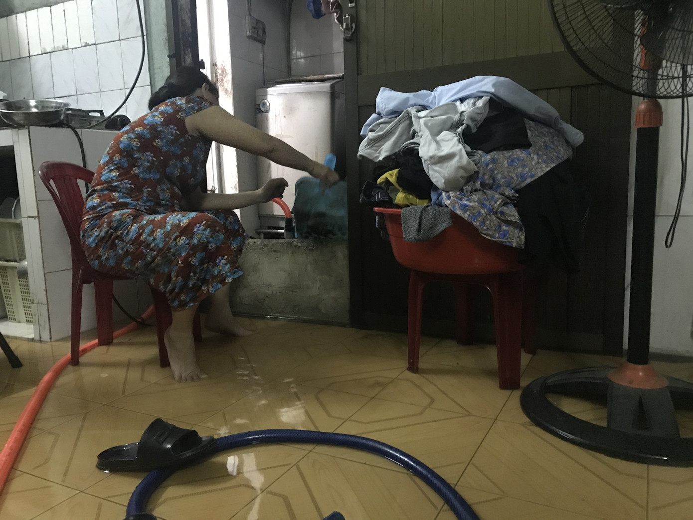 Chiều nay triều cường lịch sử 'tái xuất' ở TPHCM, nơi nào bị ngập nặng nhất? ảnh 2