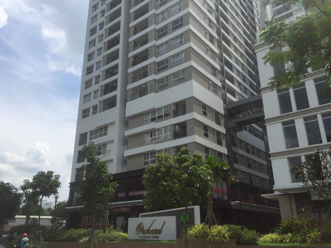 Bẻ khóa xe máy rồi luồn qua barie thoát thân trước mặt bảo vệ ảnh 2