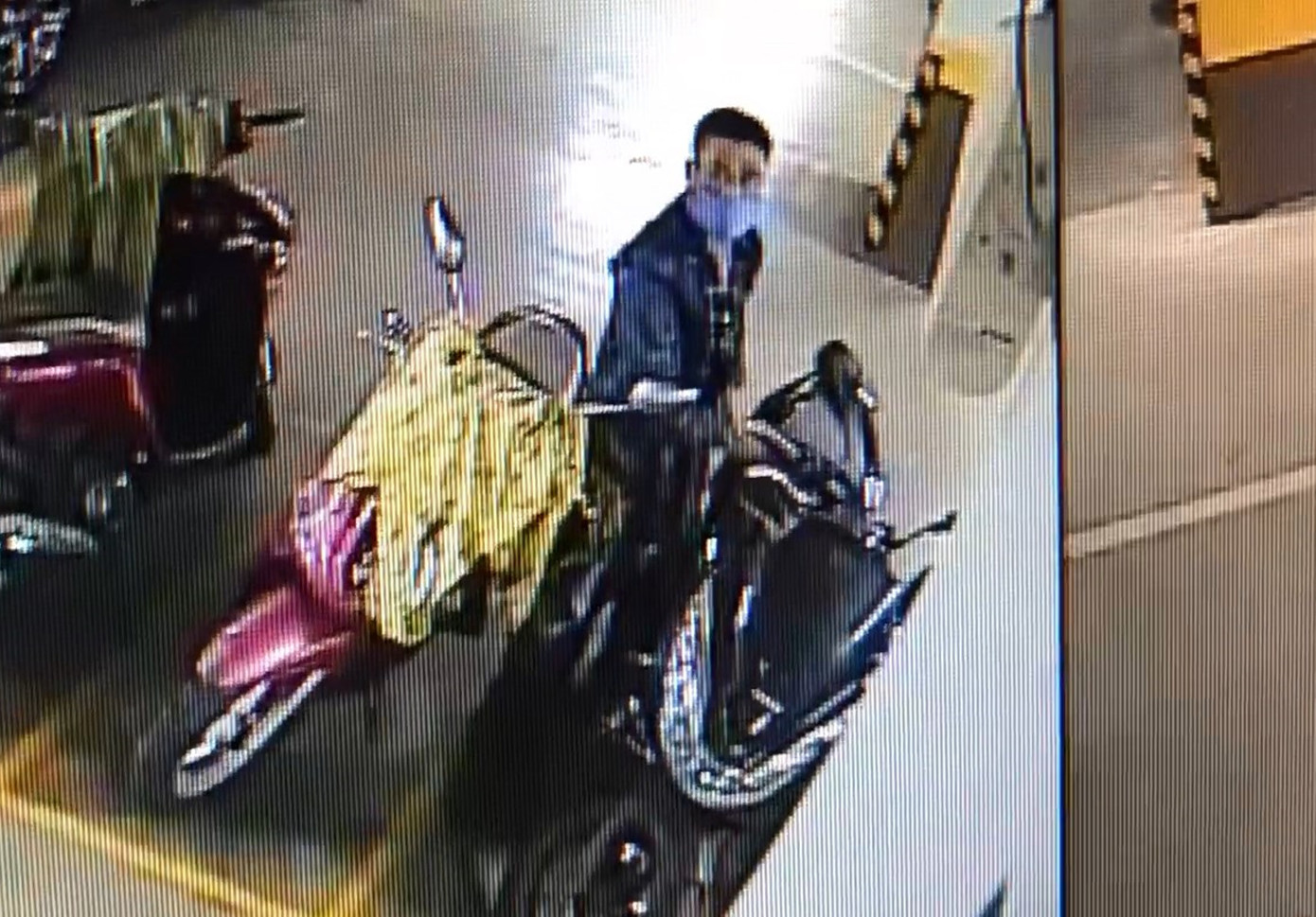 Bẻ khóa xe máy rồi luồn qua barie thoát thân trước mặt bảo vệ ảnh 1