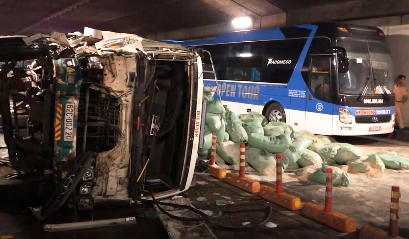 Xe tải tông đuôi xe khách rồi lật ngang, bốc cháy trong hầm Thủ Thiêm ảnh 1