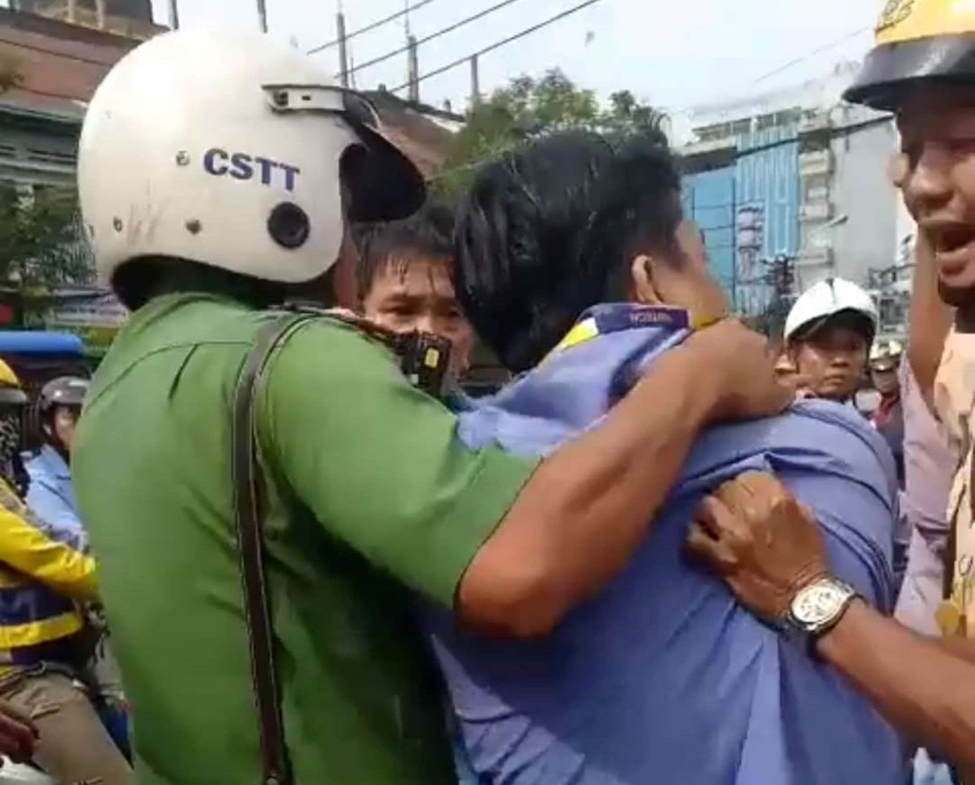 Tài xế xe buýt phun nước miếng khi bị người đi đường nhắc nhở ảnh 3