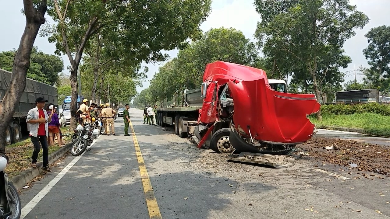 Cuộn thép hàng chục tấn lăn đè bẹp cabin xe đầu kéo, tài xế tử vong ảnh 2