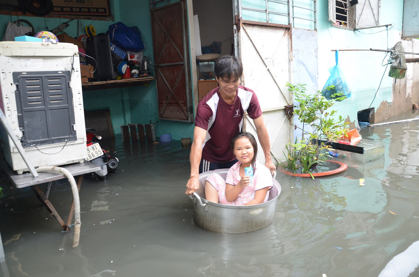 Chiều nay triều cường lịch sử 'tái xuất' ở TPHCM, nơi nào bị ngập nặng nhất? ảnh 1