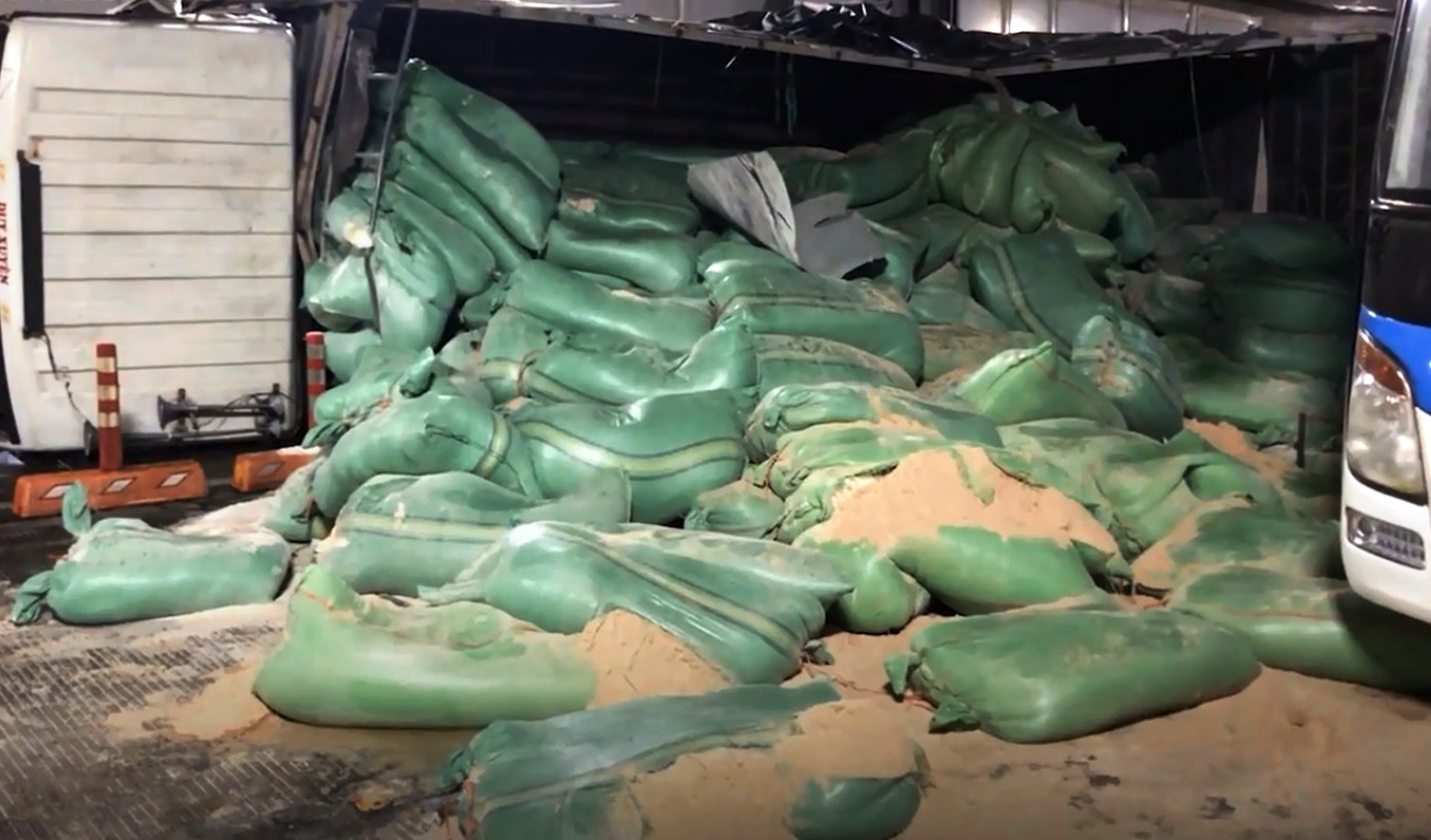 Xe tải tông đuôi xe khách rồi lật ngang, bốc cháy trong hầm Thủ Thiêm ảnh 3