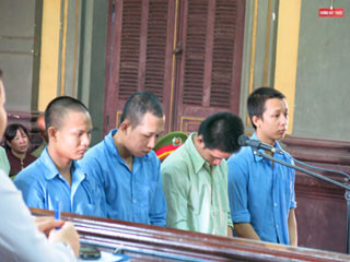 "Băng cướp heo quay" trước tòa. "Băng cướp heo quay" trước tòa.