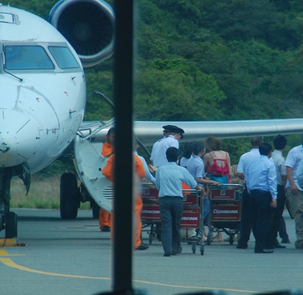 Cả nhà cùng lên máy bay