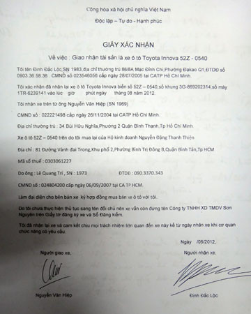 Giấy thỏa thuận giao xe, nhận tiền gữa Đinh Đắc Lộc và anh Hiệp. Việc các “hiệp sĩ” áp giải anh Hiệp về công an phường giữa khuya là quá đà, vượt quá quyền của một công dân bình thường. Ảnh: QUỲNH ANH Giấy thỏa thuận giao xe, nhận tiền gữa Đinh Đắc Lộc và anh Hiệp. Việc các “hiệp sĩ” áp giải anh Hiệp về công an phường giữa khuya là quá đà, vượt quá quyền của một công dân bình thường