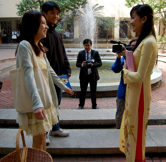 Giây phút gặp gỡ đầu tiên của hai hoa khôi Ngọc Hà và Marie Hayakawa 