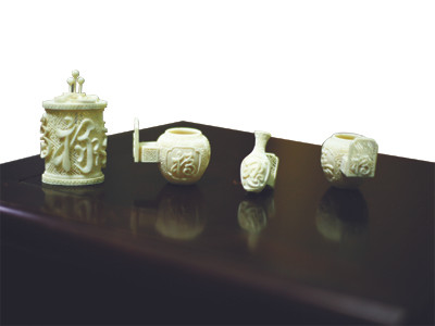 Bộ cóng bằng ngà voi trị giá 20 triệu đồng. Bộ cóng bằng ngà voi trị giá 20 triệu đồng