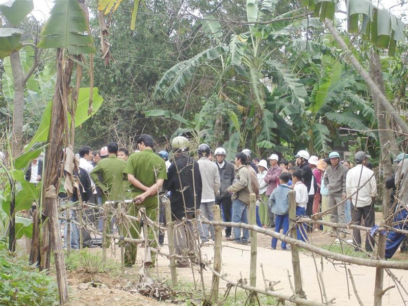 Nhiều người dân hiếu kỳ kéo đến hiện trường vụ án Nhiều người dân hiếu kỳ kéo đến hiện trường vụ án