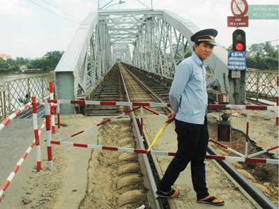 Mặt cầu Ghềnh đang được sửa chữa để tiếp tục phục vụ ô tô xe máy lưu thông trong thời gian tới