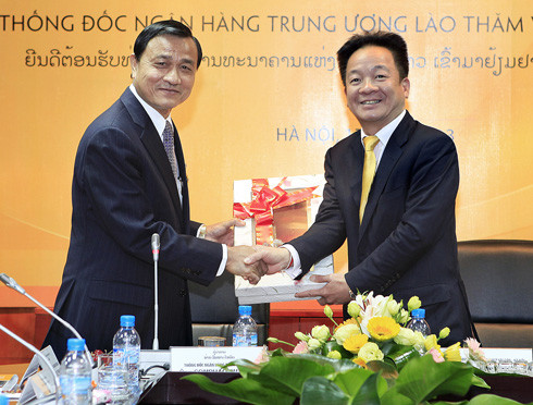 Thống đốc Ngân hàng trung ương Lào Somphao Phaysith (trái) ủng hộ mục tiêu mở ngân hàng con 100% vốn của ông Đỗ Quang Hiển