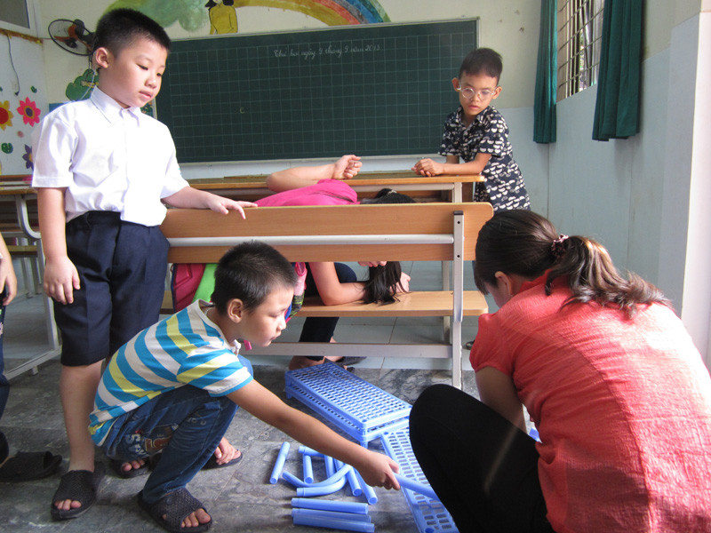 Vừa đến lớp, Hiếu còn giúp cô giáo lắp giá để dép cho mọi người