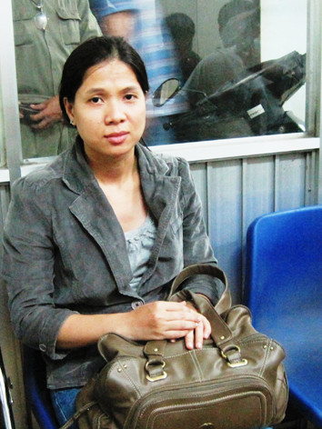 Người bị hại Nguyễn Thị Tú Truyền và chiếc túi xách bị băng cướp nhí giật