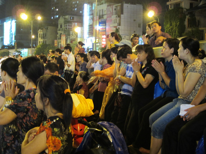 Không chen chân vào được người dân đành phải ở ngoài nghe lễ qua loa phóng thanh của chùa