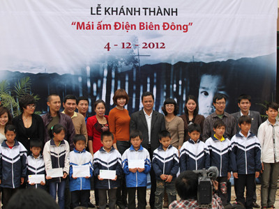 Nhóm YVC (hàng phía sau) tại lễ khánh thành Mái ấm Điện Biên Đông và tặng học bổng cho trẻ mồ côi tại Điện Biên