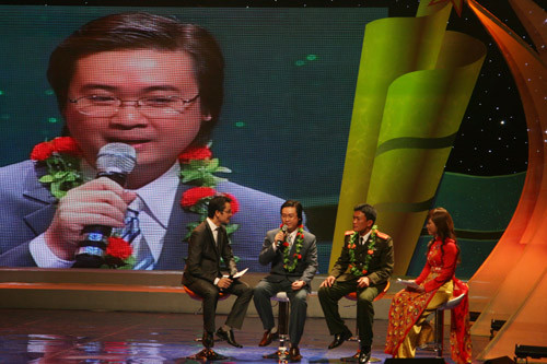 Các thế hệ Gương mặt trẻ Việt Nam tiêu biểu tề tựu tại lễ. Trong ảnh Trần Minh Triết (thứ hai từ trái sang) và Phò Mà Giờ (thứ ba từ trái sang) giao lưu với khán giả Ảnh: X.T