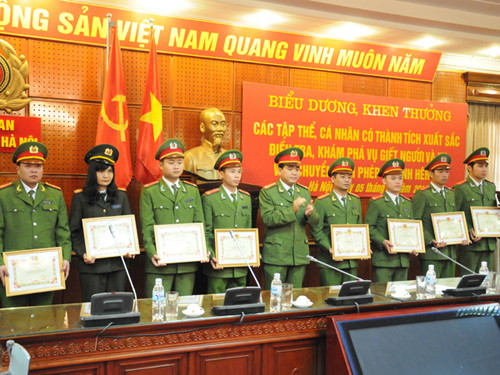 Giám đốc Công an TP. Hà Nội trao thưởng cho các đơn vị tham gia phá án