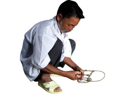  Già Đinh Xuân Bin kiểm tra bẫy trước khi vào rừng