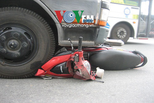 Bị xe tải kéo lê hàng chục mét, người đàn ông nguy kịch ảnh 7