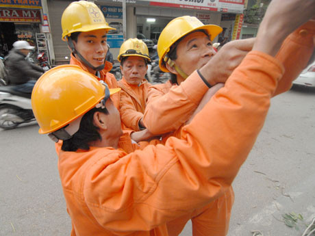 Nhân viên điện lực đã có mặt tại hiện trường để khắc phụ tình trạng trên