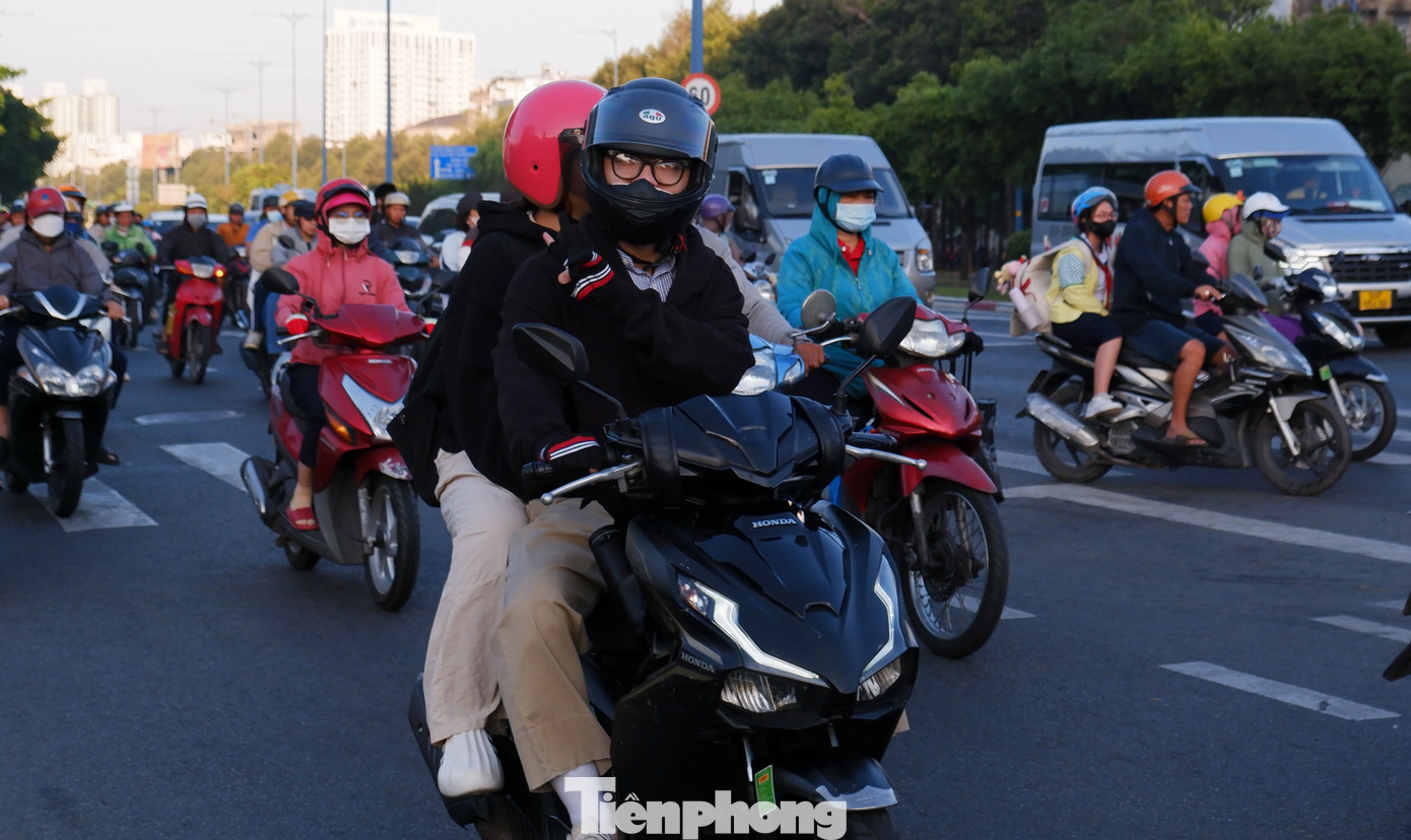 Người đi đường phải khoác thêm áo, đeo bao tay để giữ ấm cơ thể. Ảnh: Hữu Huy