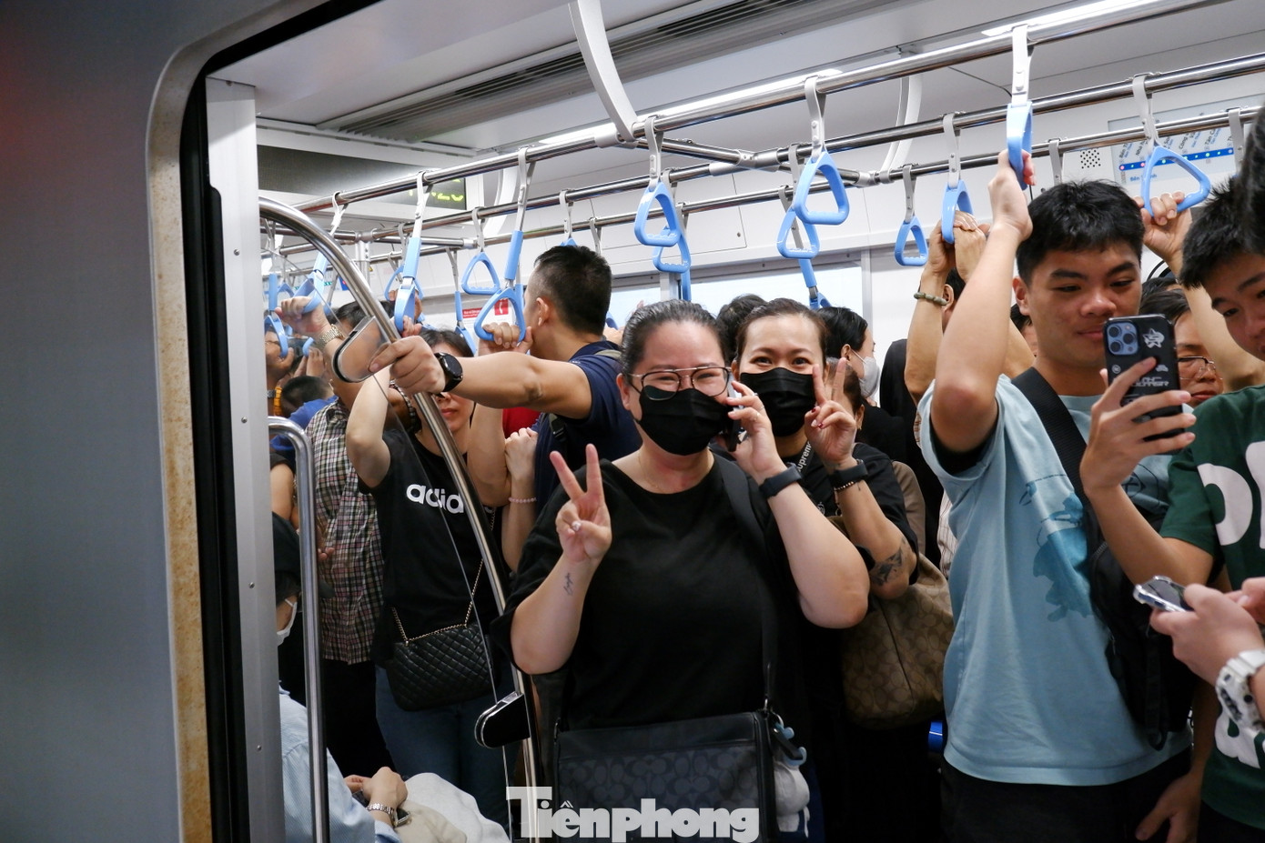 Khung cảnh tấp nập bên trong tàu.